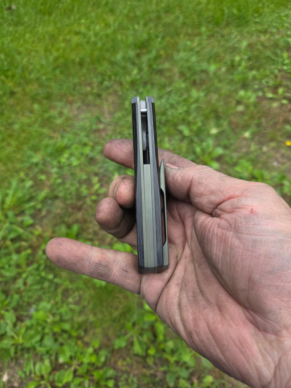Carbon fiber Titanium linner lock