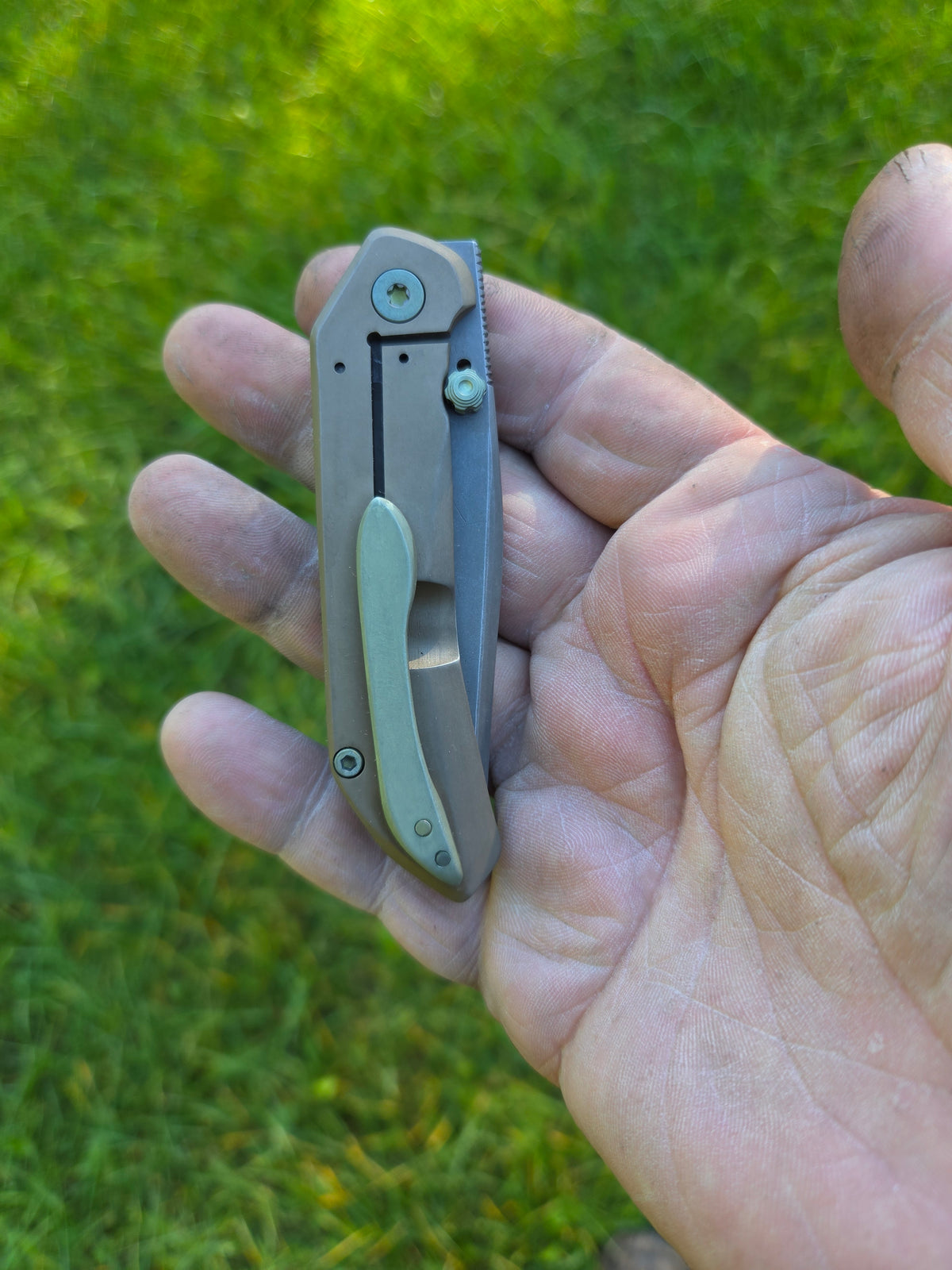 3" titanium frame lock.