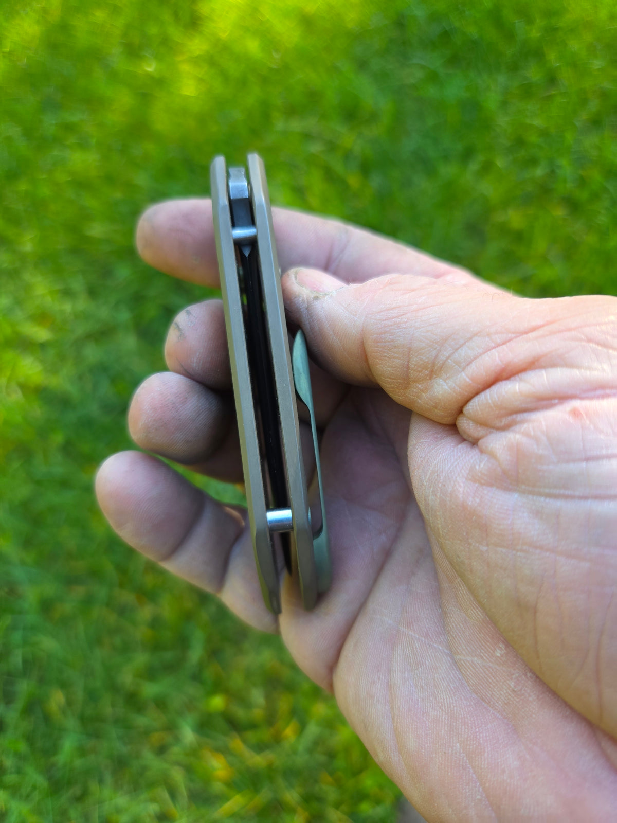 3" titanium frame lock.